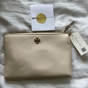 Tory Burch
Kira Zip Pebbled Leather Crossbody Bag